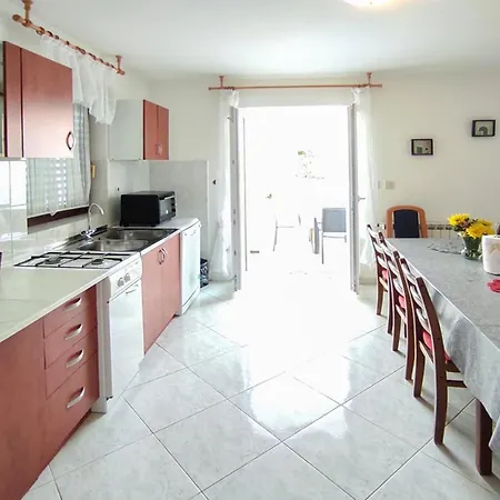 Meri, Spacious In A Quiet Location Near The Apartment Medulin