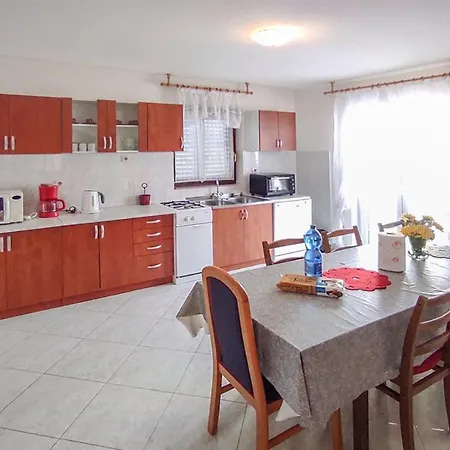 Meri, Spacious In A Quiet Location Near The * Medulin