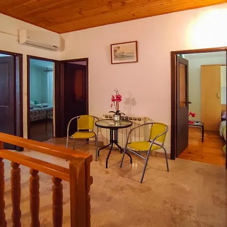 Apartment Meri, Spacious In A Quiet Location Near The Medulin