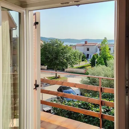 Apartment Meri, Spacious In A Quiet Location Near The Medulin