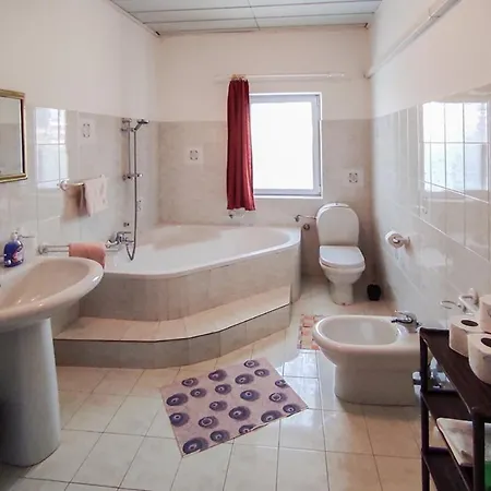 Meri, Spacious In A Quiet Location Near The Apartman