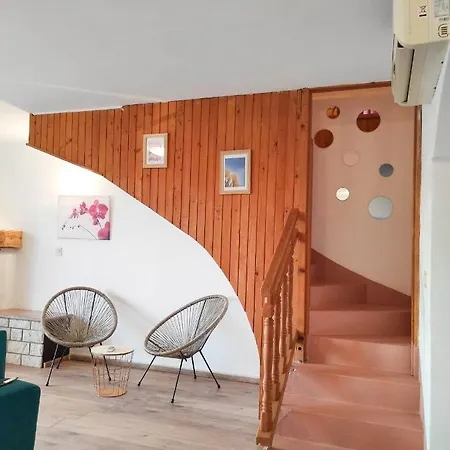 Apartment Meri, Spacious In A Quiet Location Near The