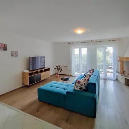 Apartment Meri, Spacious In A Quiet Location Near The