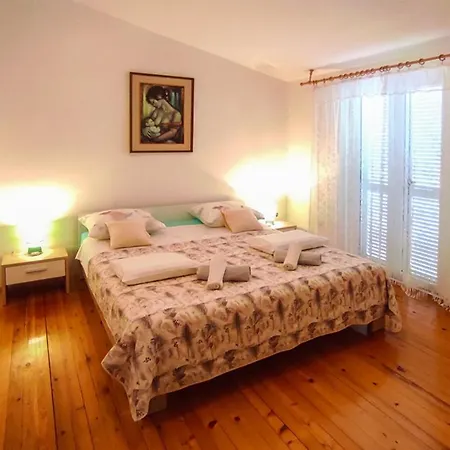 Apartment Meri, Spacious In A Quiet Location Near The *