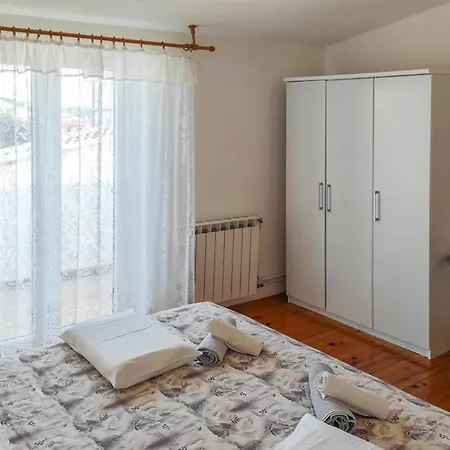 Apartment Meri, Spacious In A Quiet Location Near The *